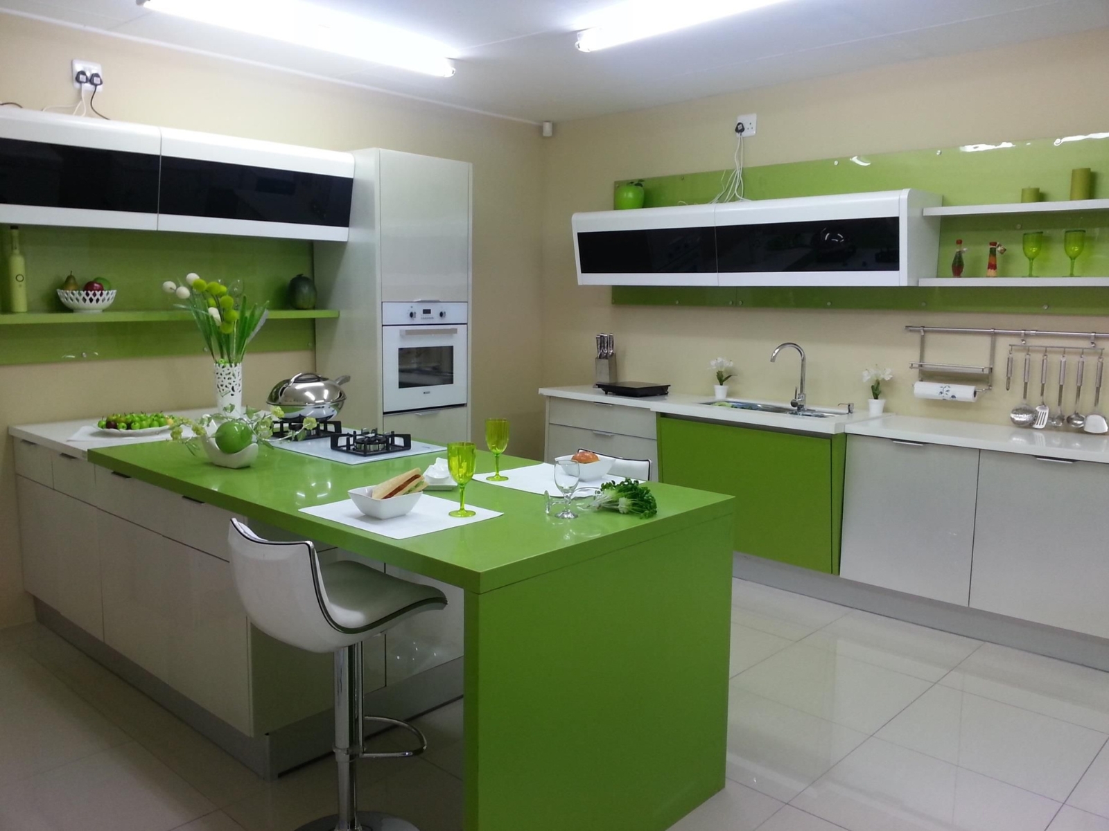 mau tu bep acrylic tich hop ban dao