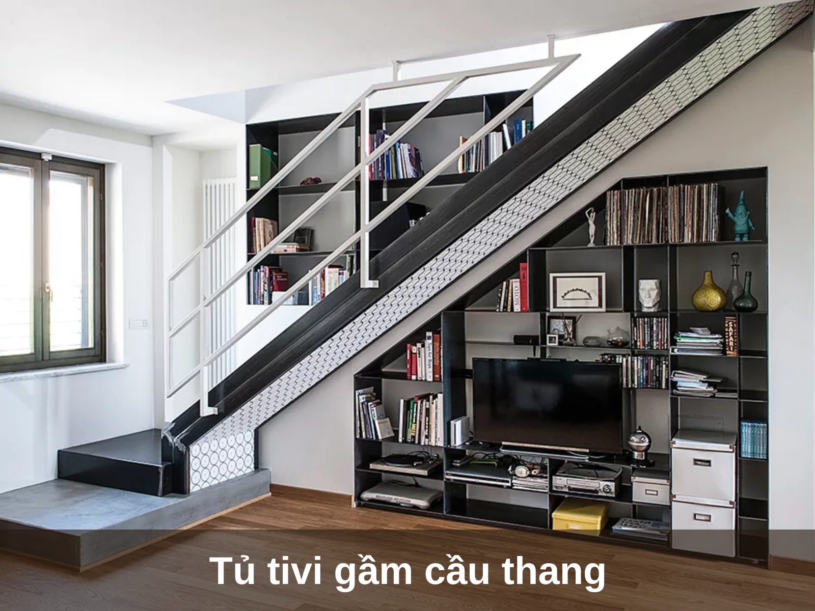 tu tivi gam cau thang