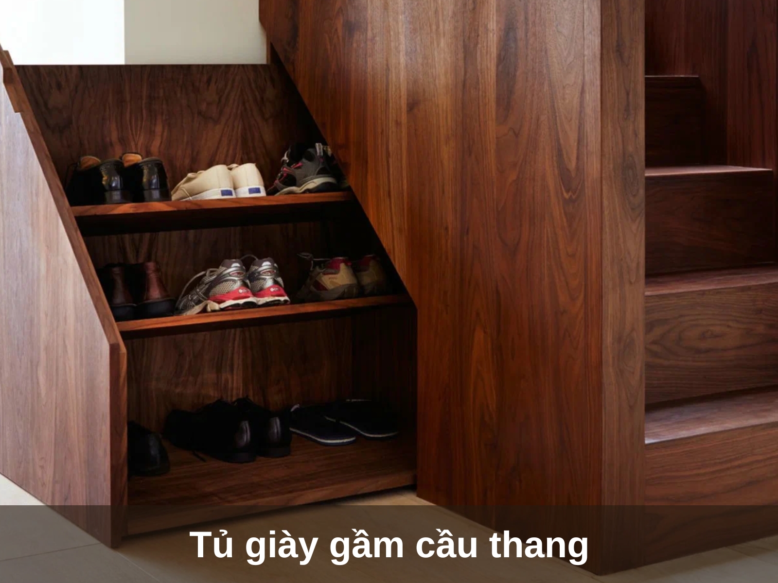 tu giay gam cau thang
